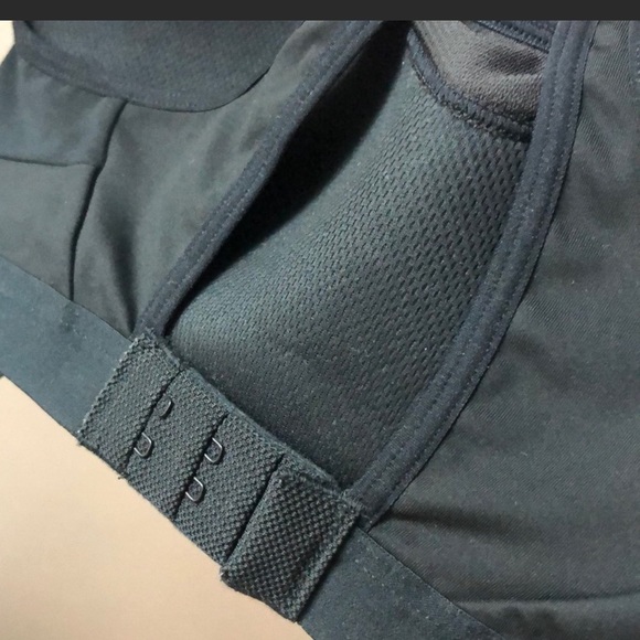 VS Incredible Lightweight Max Sport Bra - Picture 2 of 5